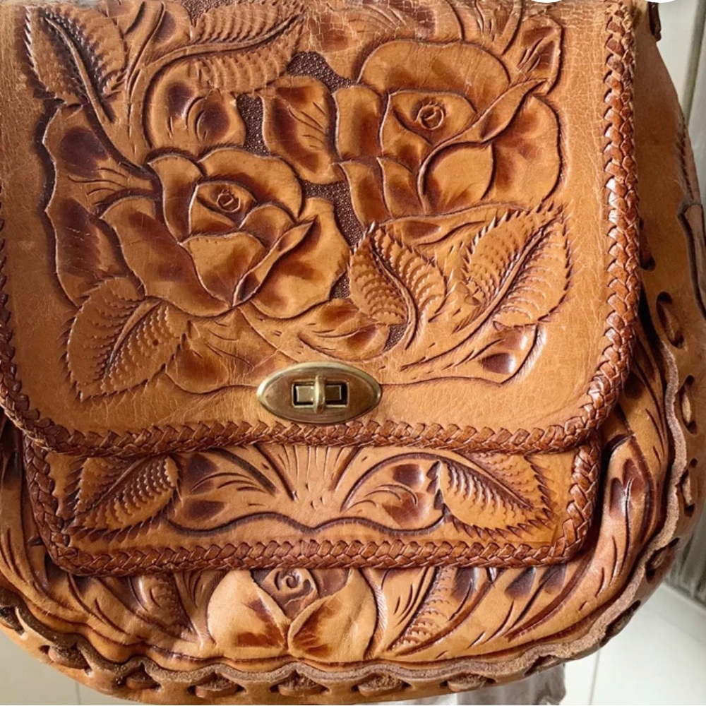 Vintage Tan Floral Tooled Leather Flap Shoulder Bag Toggle Lock boho